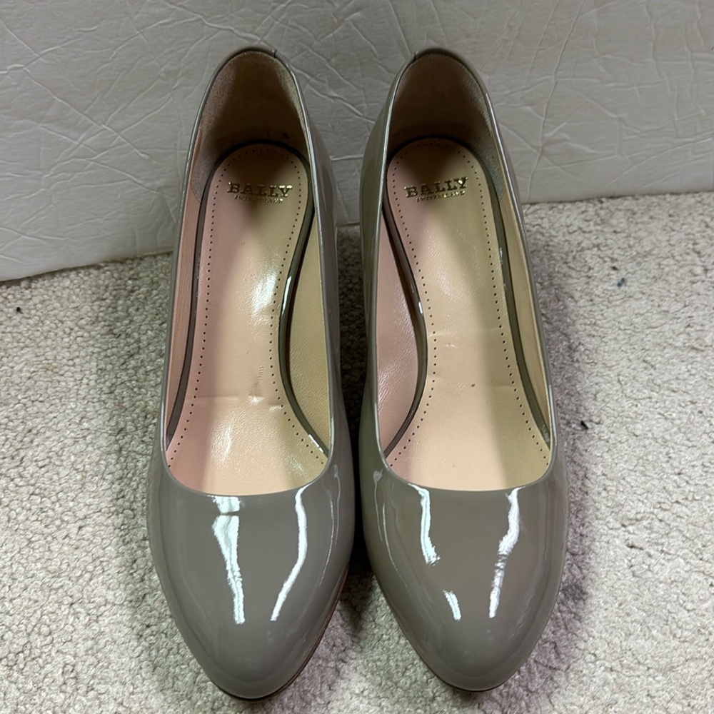NEW!! Women’s Bally Taupe Patent Leather Kitten Heels Size 7.5M